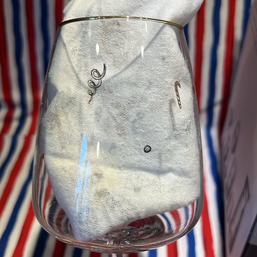 NWT Sparkle and Festive wine glasses. Refined glassware.set of 4 - Picture 2 of 6